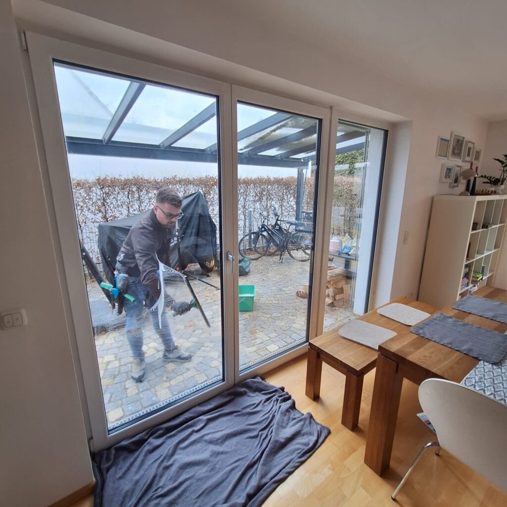 Fensterputzer in der Nähe Nürnberg reinigt in Privathaushalten